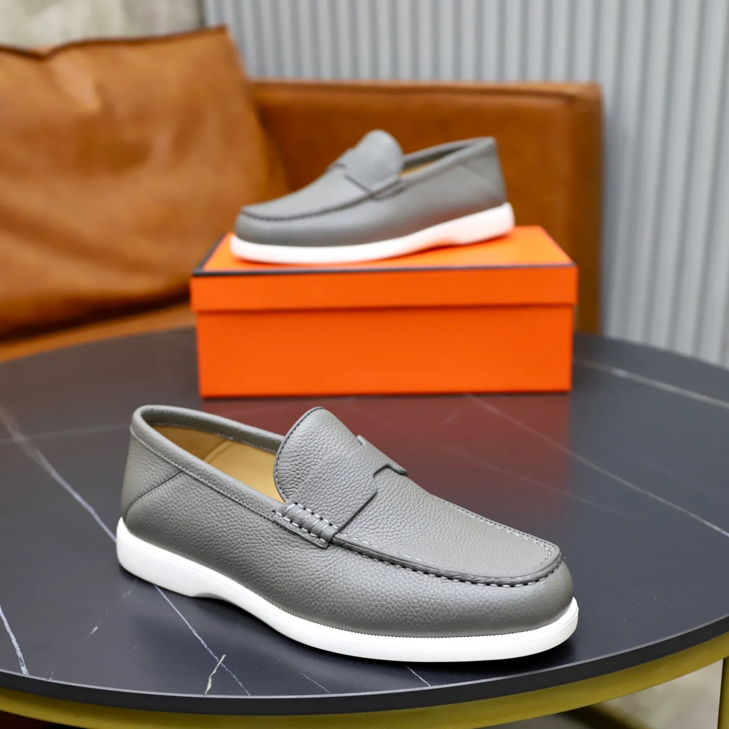 Ex-factory price: 560💰Hermès/Hermès slip-on men's shoes. This shoe is made of imported pebbled cowhide. It has simple and smooth lines and is combined with aerodynamically designed 3CM rubber foam ultra-light soles! Youthful and fashionable, classic H-shaped hardware buckle decoration, calf lining gently wraps the feet, with logo cowhide feet, casual and urban style, highlighting youthful vitality, sports and leisure version, super versatile, code number: 38-39-40-41-42-43-44 standard leather shoe size (45 can be customized but does not support returns)